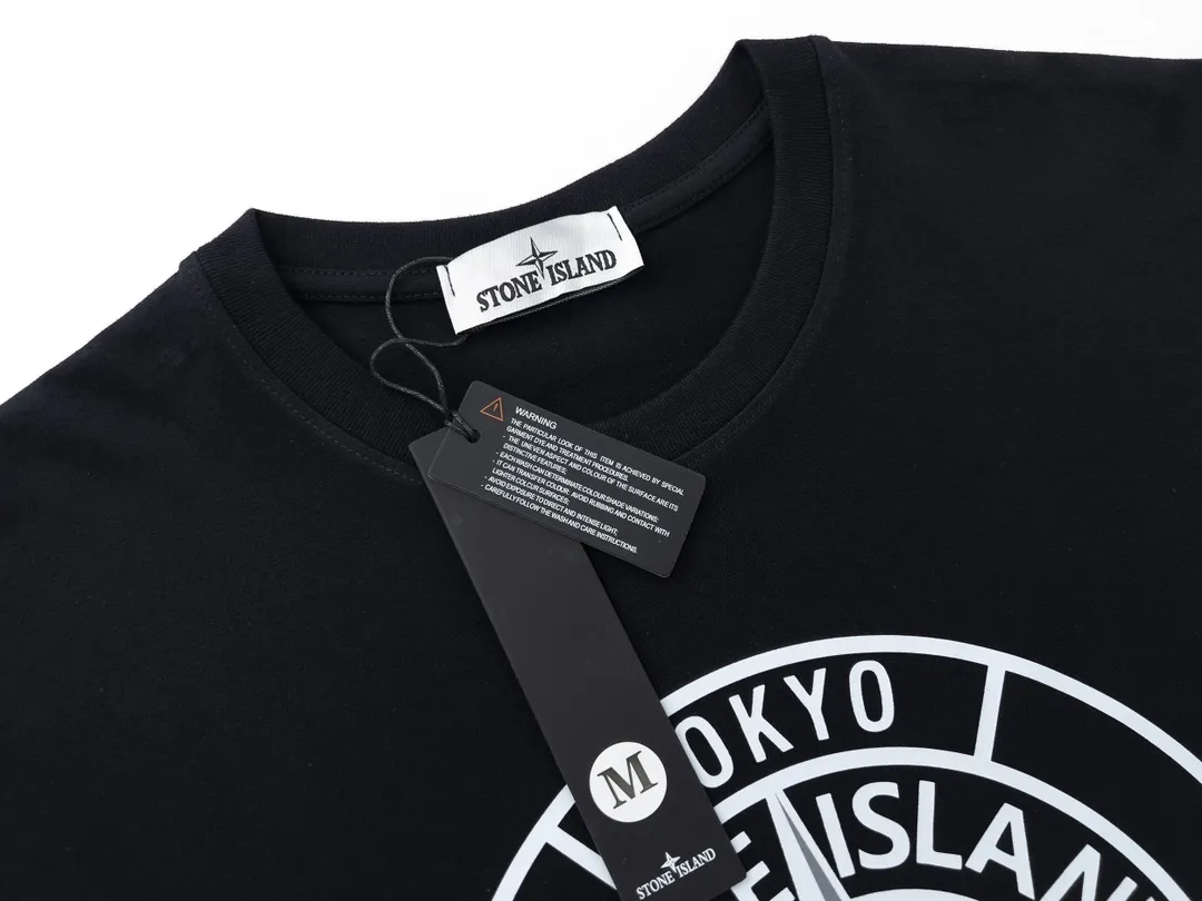 W656#P110💰 [Stone lsland/Stone Island summer new Tokyo limited print pattern short-sleeved T-shirt] ⚠️[Original creation with high control of details] - Made of 260 grams of combed cotton with 32 count double yarn, soft and comfortable to the touch, sweat-absorbent and breathable. - Simple, basic and versatile style, original single quality, the first choice for couples. - Made by a large factory, four needles and five threads on the shoulder, neat alignment, high quality workmanship. - Same style for men and women, very versatile One piece by hand, the details are clearly visible. Color: Black White Size: M L